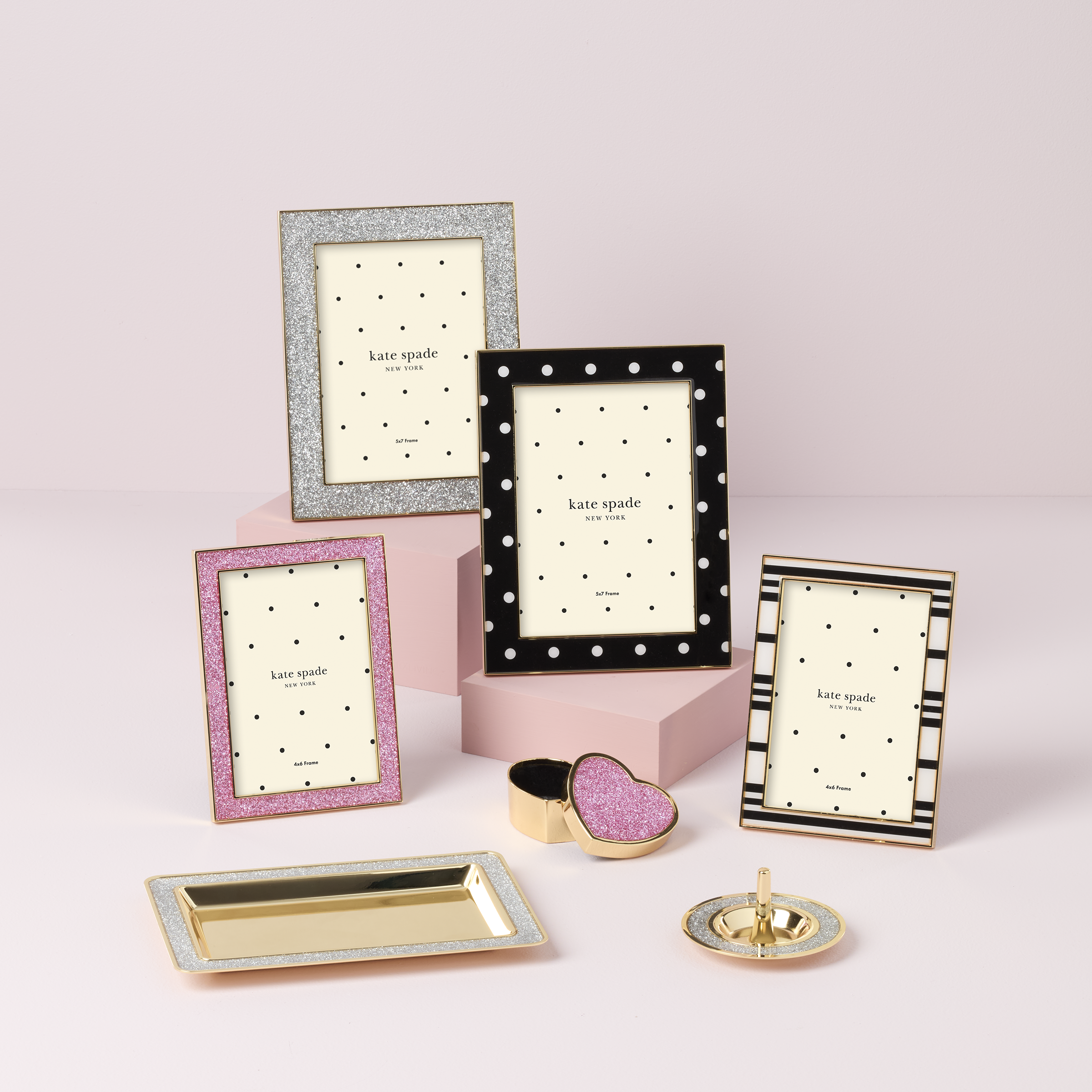 Sitting Pretty Pink Glitter Heart Box - Image 3